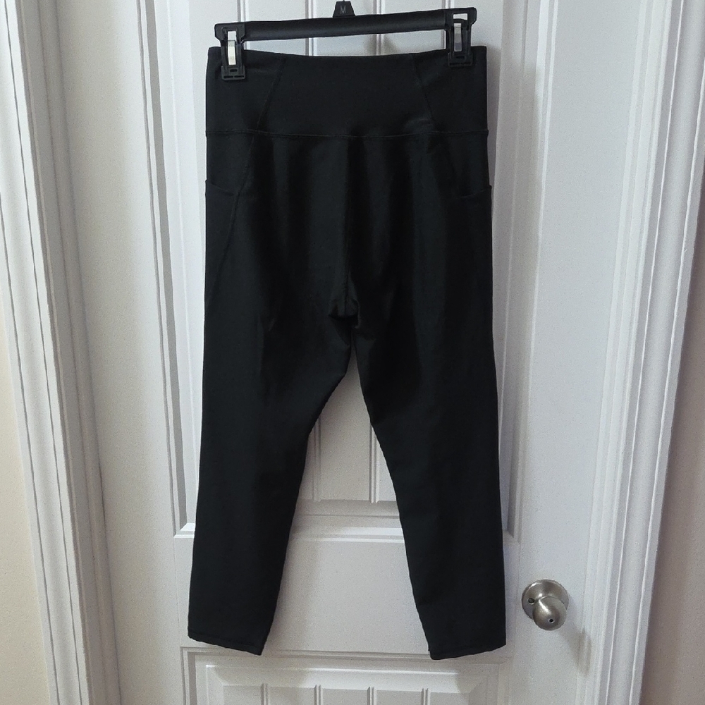 High-Rise Black Capri Leggings with Side Pockets - Picture 3 of 7